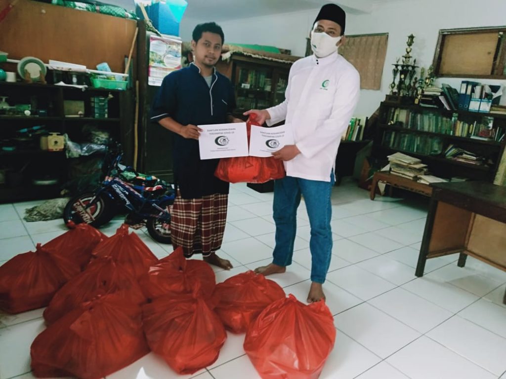 Pembagikan bingkisan sembako sebanyak 300 pcs utk Imam Masjid se-jabodetabek